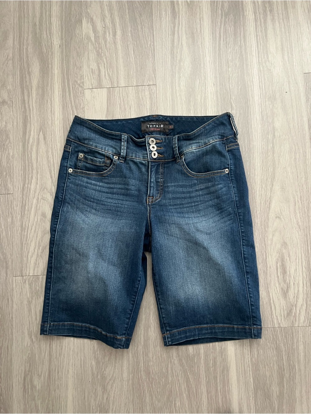 Torrid Premium Denim Bermuda Shorts Size 10 Medium Wash Stretch